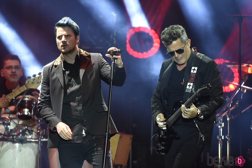 Dani Martín y Alejandro Sanz durante el concierto 'Más es Más'