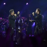 Pablo López y Alejandro Sanz cantando juntos en 'Más es Más'