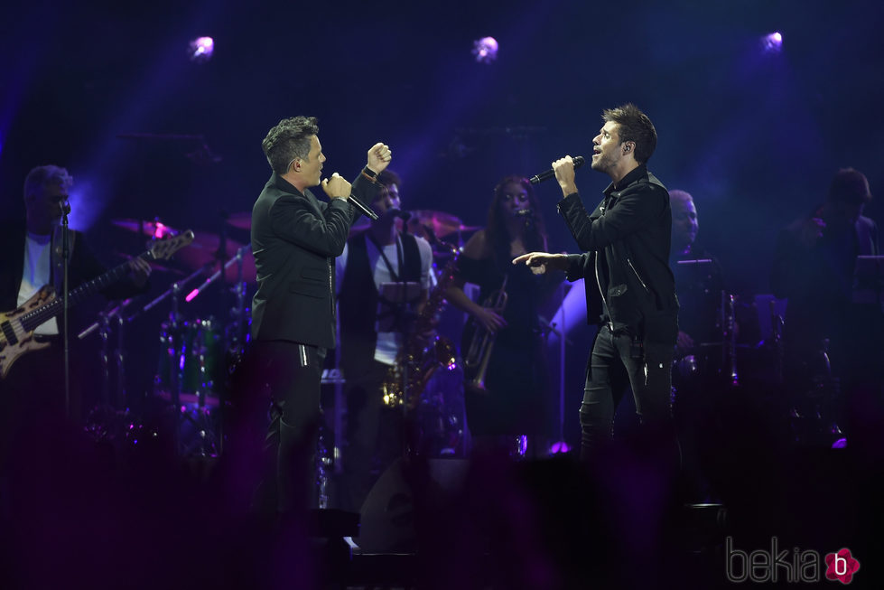 Pablo López y Alejandro Sanz cantando juntos en 'Más es Más'