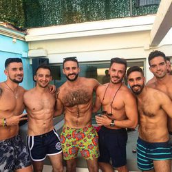 Alejandro Amenábar junto a Eliad Cohen y varios amigos en la piscina