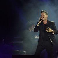 Alejandro Sanz cantando durante el concierto 'Más es Más'