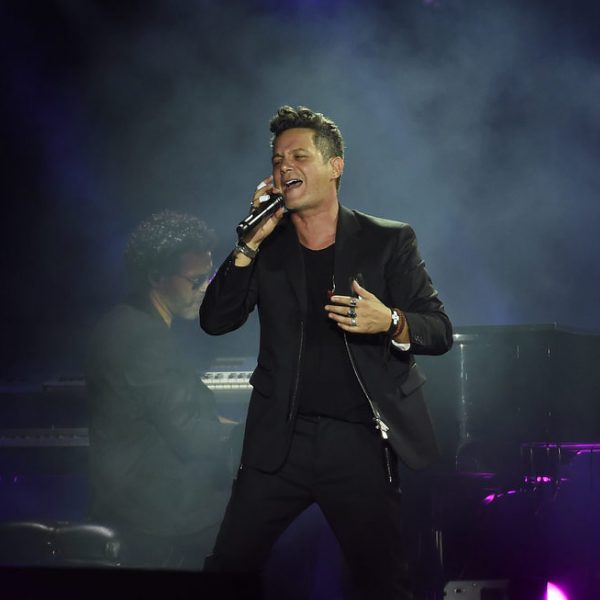 Alejandro Sanz cantando durante el concierto 'Más es Más' Famosos en