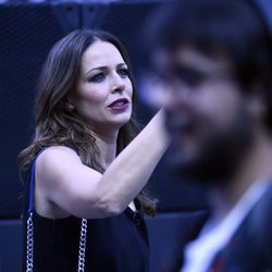 Eva González haciendo una foto durante el concierto 'Mas es Más'