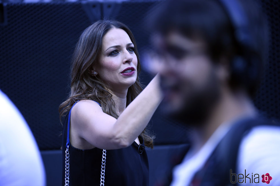 Eva González haciendo una foto durante el concierto 'Mas es Más'
