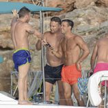 Mario Casas en bañador bromeando con sus amigos en un barco en Ibiza