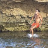 Mario Casas entra en el mar tras tirarse al agua desde un acantilado en Ibiza