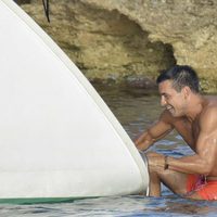 Mario Casas sube al barco tras tirarse al mar desde un acantilado en Ibiza