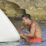 Mario Casas sube al barco tras tirarse al mar desde un acantilado en Ibiza