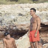 Mario Casas luce torso desnudo en Ibiza en unas vacaciones con sus amigos