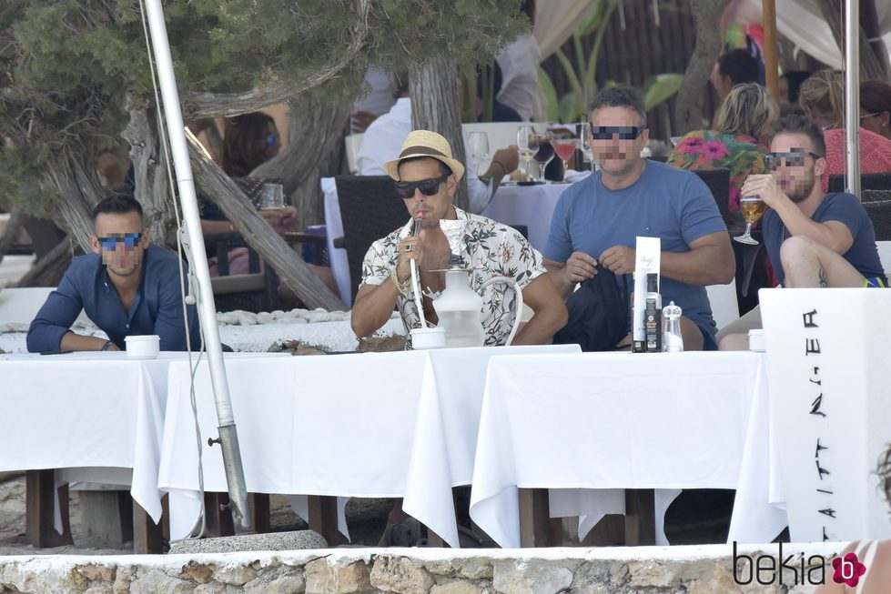 Mario Casas fumando una cachimba en Ibiza con sus amigos