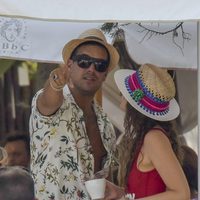 Mario Casas descubre a los paparazzi mientras habla con una chica en Ibiza