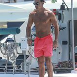 Mario Casas con el torso desnudo en Ibiza