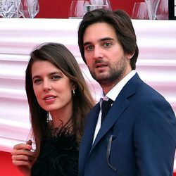 Carlota Casiraghi y Dimitri Rassan, muy enamorados en el concurso de saltos de Mónaco