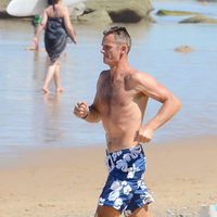 Iñaki Urdangarin corriendo por la playa en bañador