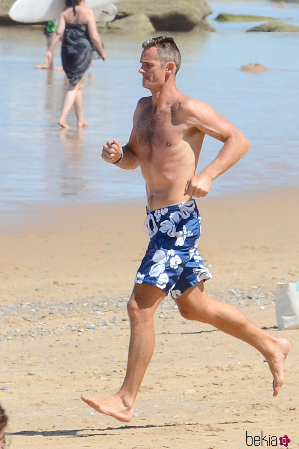Iñaki Urdangarin corriendo por la playa en bañador