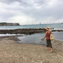 Sara Carbonero paseando por Menorca durante sus vacaciones de verano 2017