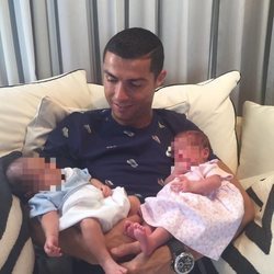 Cristiano Ronaldo presenta a sus hijos Mateo y Eva