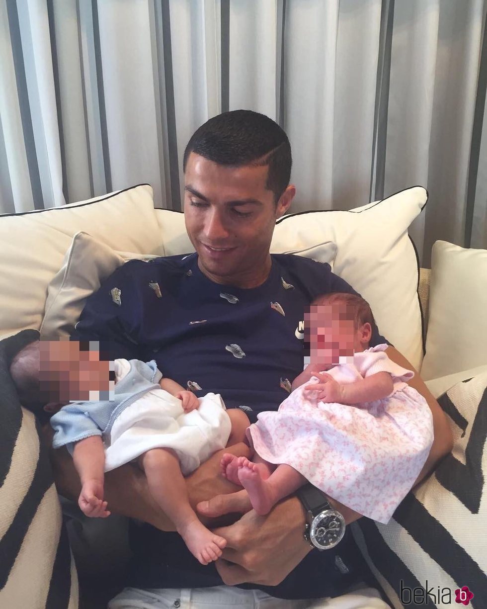 Cristiano Ronaldo presenta a sus hijos Mateo y Eva