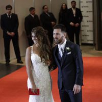 Leo Messi y Antonella Roccuzzo posando en su boda