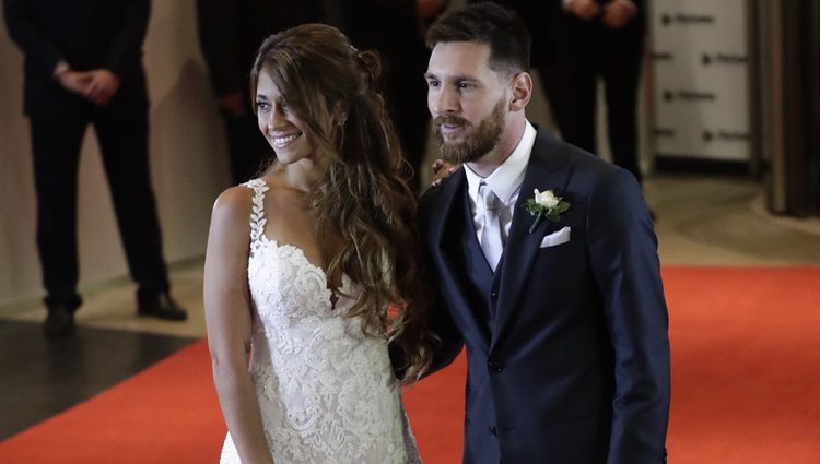 Leo Messi y Antonella Roccuzzo posando en su boda