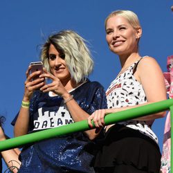 Barei y Soraya Arnelas en la cabalgata del World Pride 2017