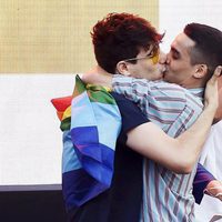 Javier Calvo y Javier Ambrossi besándose en el World Pride 2017