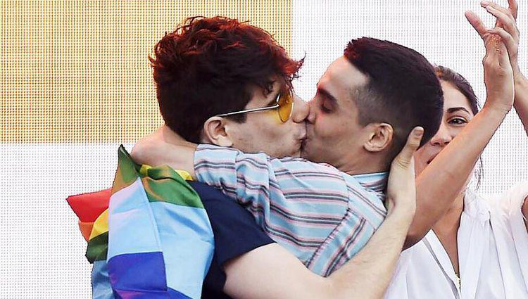 Javier Calvo y Javier Ambrossi besándose en el World Pride 2017