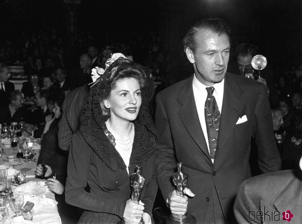 Joan Fontaine y Gary Cooper mostrando sus Oscars