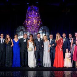 Leo Messi y Antonella Roccuzzo con muchos de los invitados a su boda