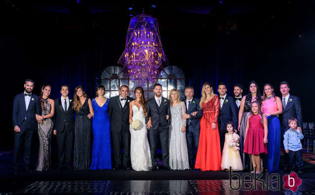 Leo Messi y Antonella Roccuzzo con muchos de los invitados a su boda