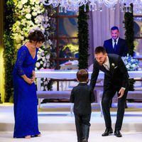 Leo Messi en el altar antes de casarse acompañado de su hijo