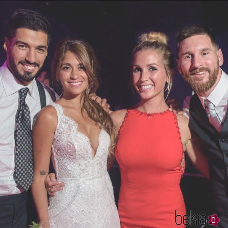 Luis Suárez y Sofía Balbi en la boda de Antonella Roccuzzo y Leo Messi