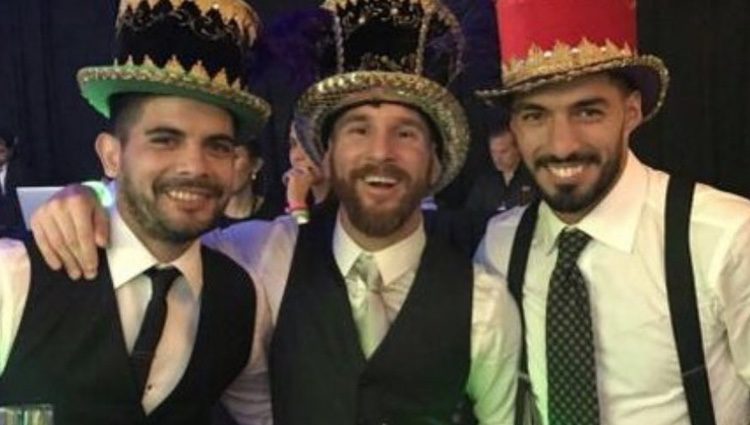 Leo Messi divirtiéndose con Luis Suárez el día de su boda