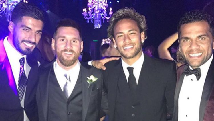 Luis Suárez, Neymar y Dani Alves con Leo Messi el día de su boda