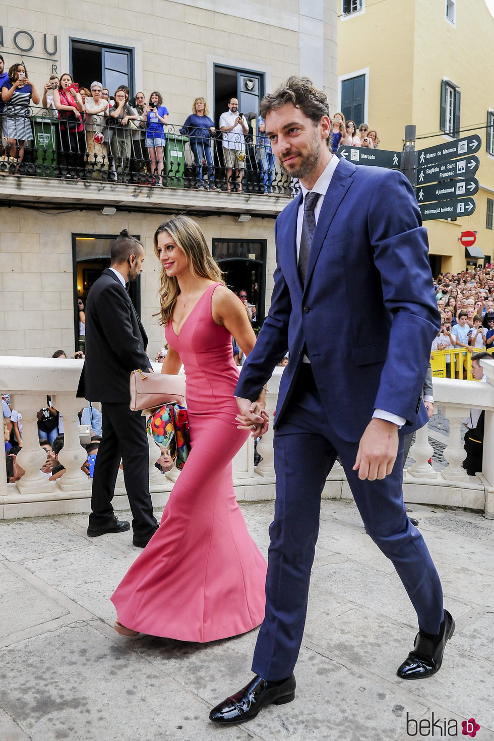 Pau Gasol y su novia Catherine McDonnell en la boda de Sergio Llul y Almudena Cánovas