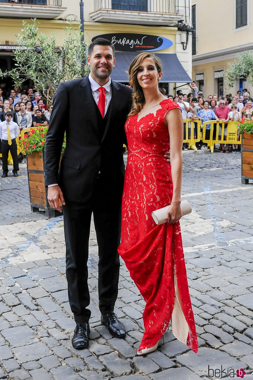 Felipe Reyes y su mujer Kirenia Cabrera en la boda de Sergio Llul y Almudena Cánovas