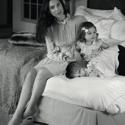 Tatiana Santo Domingo posando con sus hijos Sasha e India