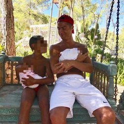 Cristiano Ronaldo se fotografía con sus tres hijos