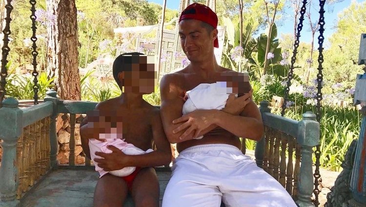 Cristiano Ronaldo se fotografía con sus tres hijos