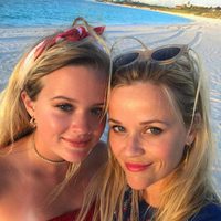 Reese Witherspoon celebra en la playa el 4 de julio