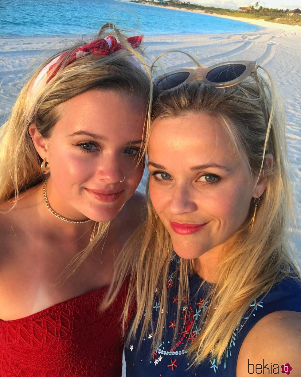 Reese Witherspoon celebra en la playa el 4 de julio