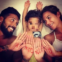 Tamara Gorro y Ezequiel Garay con su hija Shaila anunciando que su segundo hijo será niño