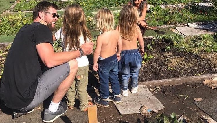 Chris Hemsworth junto a sus tres hijos