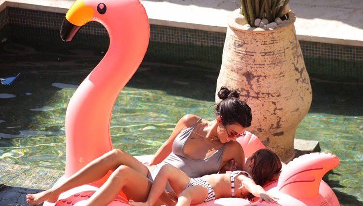 Kourtney Kardashian junto a su hija en el famoso flamenco rosa