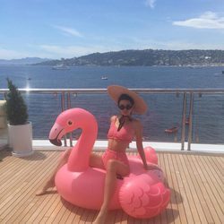 Kendall Jenner posando con el famoso flamenco rosa