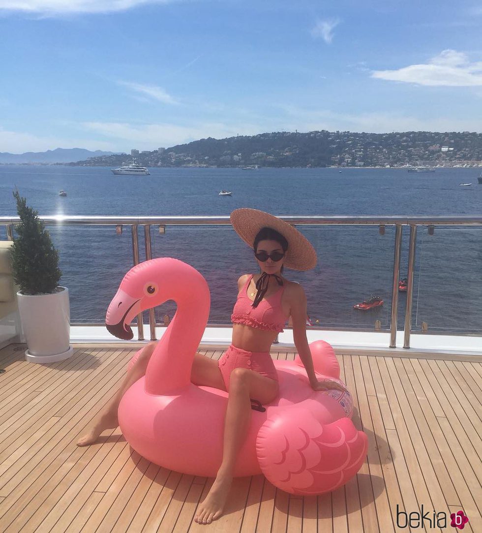 Kendall Jenner posando con el famoso flamenco rosa