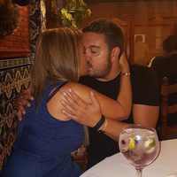 Miguel Marcos besando a Belén Esteban durante la fiesta de su 30 cumpleaños
