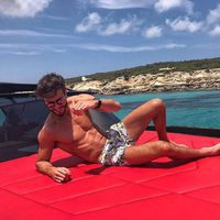Marco Ferri luciendo cuerpazo en bañador en la cubierto de un barco en Formentera