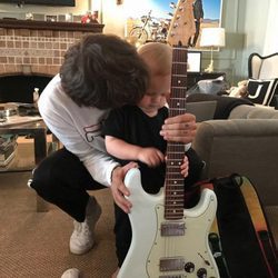 Louis Tomlinson enseñando a su hijo Freddie a tocar la guitarra