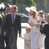 Andrea Casiraghi y Tatiana Santo Domingo con sus hijos en la boda de Ernst August de Hannover